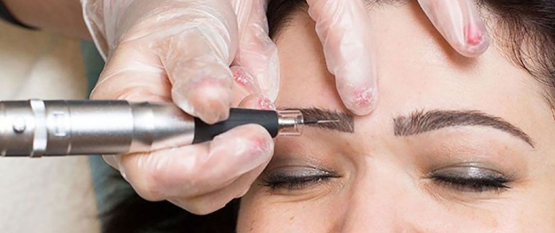 Behandlung der Augenbrauen einer Frau mit Permanent Make-up in Wien